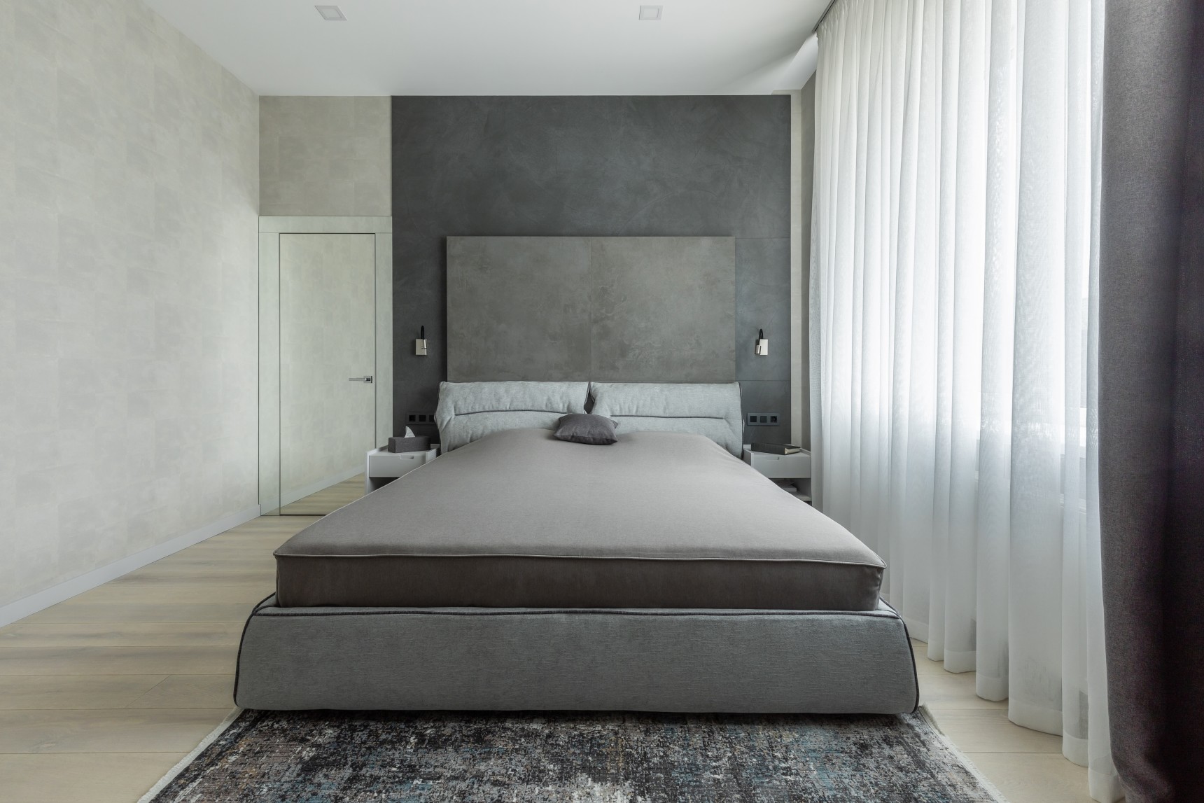 Спальня у сірих відтінках із великим ліжком