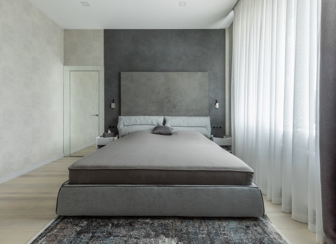 Спальня у сірих відтінках із великим ліжком